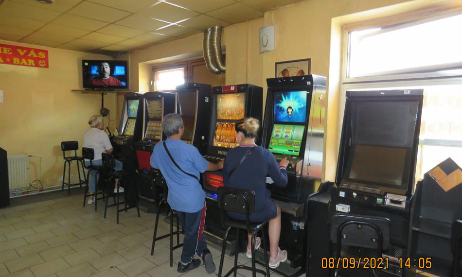 tři automaty v herně plus osoby